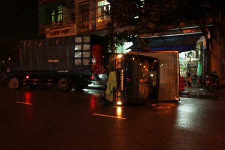 Xe chở bia lật chỏng chơ giữa đường - 1