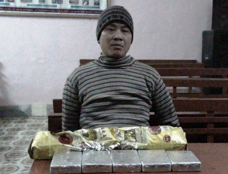 Bắt đối tượng “cõng” ma túy đá từ Lào về Việt Nam - 1 Bắt đối tượng “cõng” ma túy đá từ Lào về Việt Nam - 1