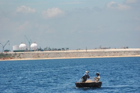 Ngừng đánh bắt thủy hải sản quanh cảng suất nhà máy lọc dầu Dung Quất - 1