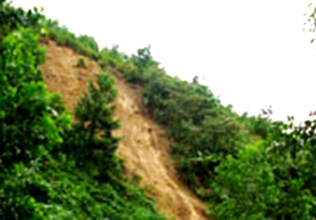 Nứt núi đe dọa hàng trăm dân nghèo - 1 Nứt núi đe dọa hàng trăm dân nghèo - 1