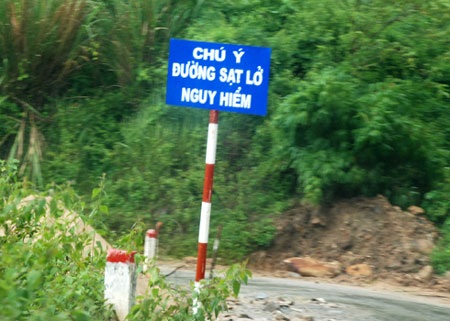 Nứt núi đe dọa hàng trăm dân nghèo - 2 Nứt núi đe dọa hàng trăm dân nghèo - 2