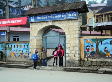 Trẻ em Sa Pa tới trường trong cái rét 3-4 độ C - 1
