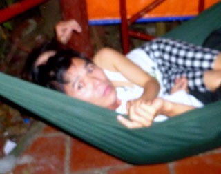 Cách chức Phó Chánh án ôm nữ nhân viên có chồng trên võng - 1