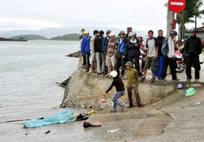 Tìm thấy xác nạn nhân sau một ngày mất tích dưới biển - 1