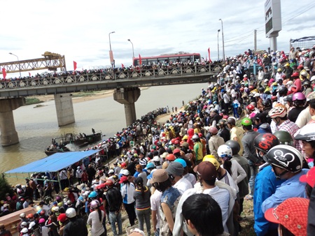 Tìm thấy xác thiếu nữ 17 tuổi sau 11 ngày nhảy cầu tự vẫn - 1