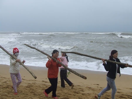 Gần 200 chiến sĩ giúp dân đắp đê chống triều cường  - 3