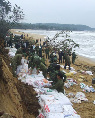 Gần 200 chiến sĩ giúp dân đắp đê chống triều cường  - 2