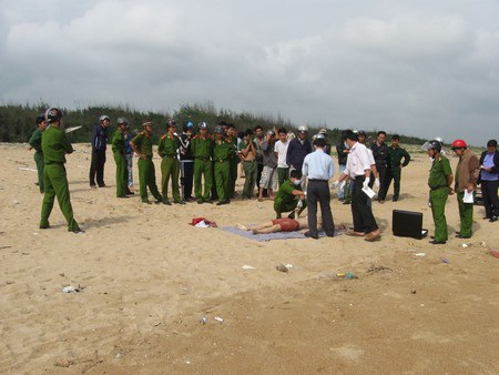 Phát hiện thiếu nữ nằm chết trên bãi biển - 1