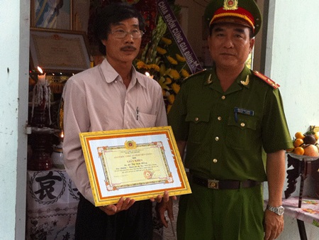 Khen thưởng hai mẹ con gặp nạn khi truy bắt cướp - 1 Khen thưởng hai mẹ con gặp nạn khi truy bắt cướp - 1