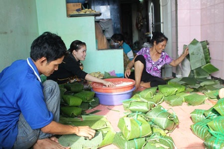 Xóm bánh chưng tất bật nổi lửa - 2