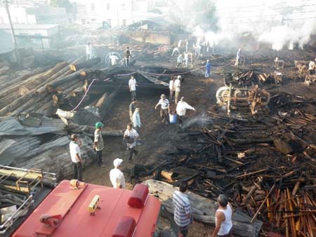 Lửa “thăm” xí nghiệp gỗ, thiêu rụi 5 tỷ đồng - 1 Lửa “thăm” xí nghiệp gỗ, thiêu rụi 5 tỷ đồng - 1