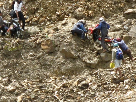 Nhọc nhằn chở Tết lên non - 1 Nhọc nhằn chở Tết lên non - 1