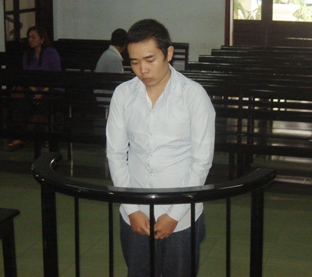 Vô cớ rủ nhau đánh người rồi cướp của - 1