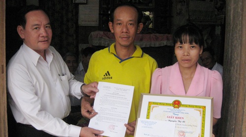 Một phụ nữ nghèo trả 80 triệu đồng cho người đánh rơi - 1 Một phụ nữ nghèo trả 80 triệu đồng cho người đánh rơi - 1