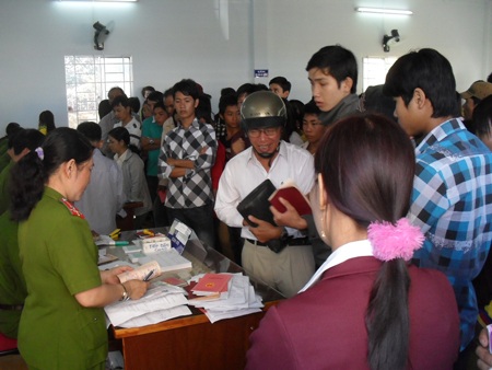 Hàng nghìn người chen nhau đi làm chứng minh nhân dân - 2