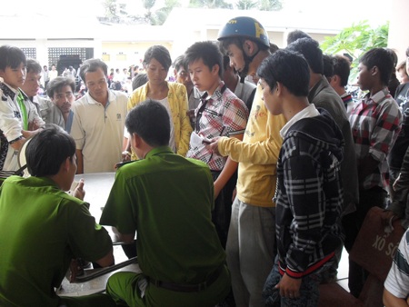 Hàng nghìn người chen nhau đi làm chứng minh nhân dân - 4