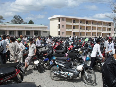 Hàng nghìn người chen nhau đi làm chứng minh nhân dân - 5