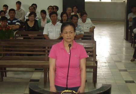 Nguyên nữ cán bộ trường ĐH nhận 18 năm tù - 1