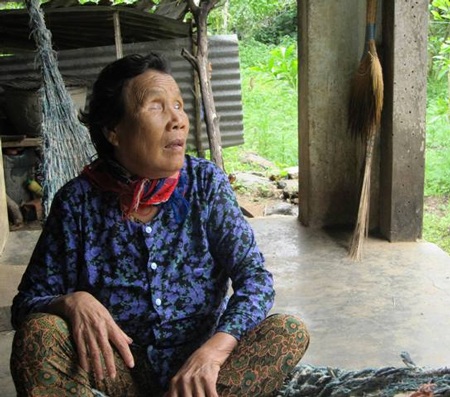 Bà lão mù 20 năm lặn dưới đầm Ô Loan - 1 Bà lão mù 20 năm lặn dưới đầm Ô Loan - 1