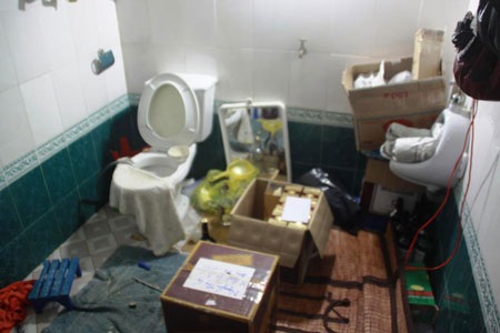 “Công xưởng” rượu ngoại đặt tại... nhà vệ sinh - 1