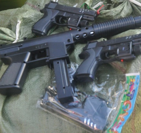 Bắt lô súng nhựa Trung Quốc nguy hiểm - 1