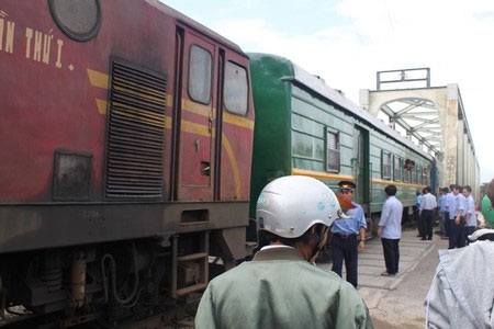 Ùn tắc nghiêm trọng do tàu hỏa đâm phải bò - 1