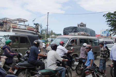 Ùn tắc nghiêm trọng do tàu hỏa đâm phải bò - 2