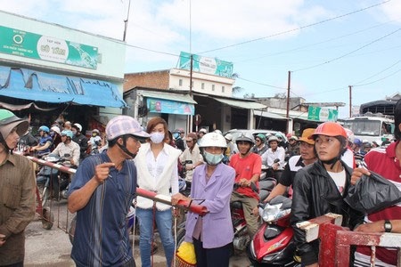 Ùn tắc nghiêm trọng do tàu hỏa đâm phải bò - 3