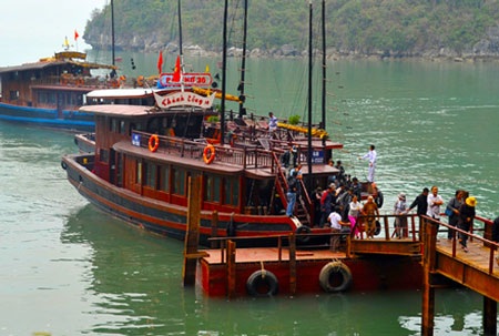 Không cần sơn trắng toàn bộ vỏ tàu du lịch trên vịnh Hạ Long - 1 Không cần sơn trắng toàn bộ vỏ tàu du lịch trên vịnh Hạ Long - 1