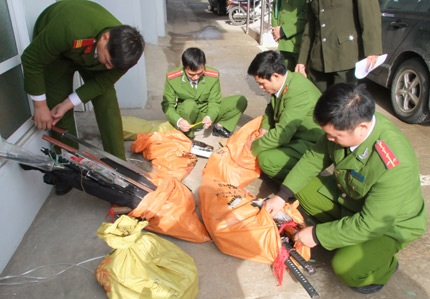 Xóa ổ hàng cấm trong chợ, thu hàng chục vũ khí các loại - 1 Xóa ổ hàng cấm trong chợ, thu hàng chục vũ khí các loại - 1