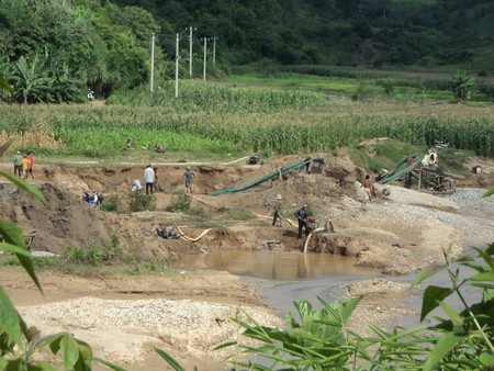 Sông suối, ruộng vườn bị xới tung để tìm vàng - 1