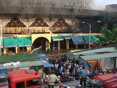 Con em tiểu thương vụ cháy chợ được miễn học phí - 1