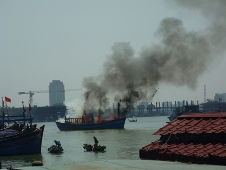 Tàu cá cháy lớn trên sông Hàn - 3