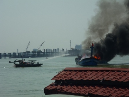 Tàu cá cháy lớn trên sông Hàn - 5