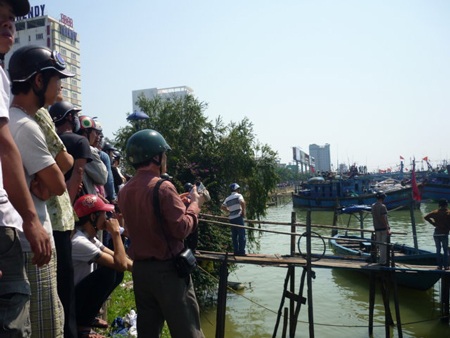 Tàu cá cháy lớn trên sông Hàn - 7
