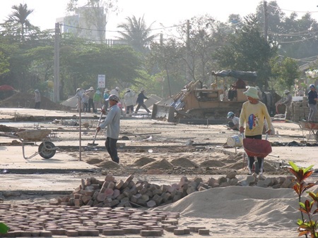 Tiểu thương dần buôn bán trở lại trong khi chờ chợ tạm - 4