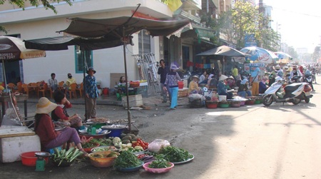 Tiểu thương dần buôn bán trở lại trong khi chờ chợ tạm - 2
