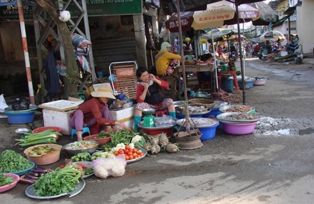 Tiểu thương dần buôn bán trở lại trong khi chờ chợ tạm - 3