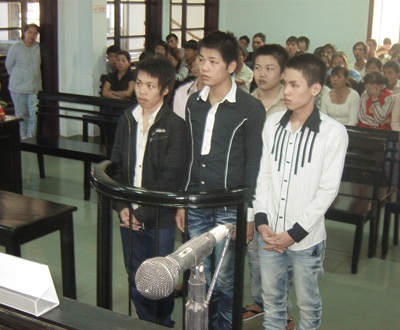 Nhóm 9x chuyên cướp dây chuyền vàng lĩnh án - 1 Nhóm 9x chuyên cướp dây chuyền vàng lĩnh án - 1