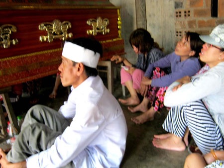 Xót xa đám tang 3 nữ sinh chết đuối - 1 Xót xa đám tang 3 nữ sinh chết đuối