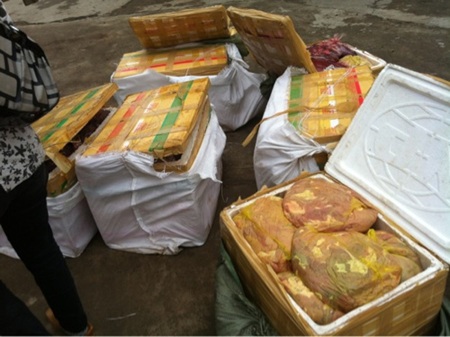 Bắt 2 xe chở gỗ lậu và thịt thối - 2