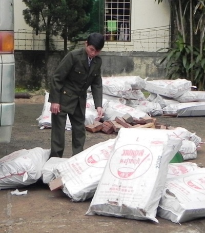 Bắt 2 xe chở gỗ lậu và thịt thối - 1