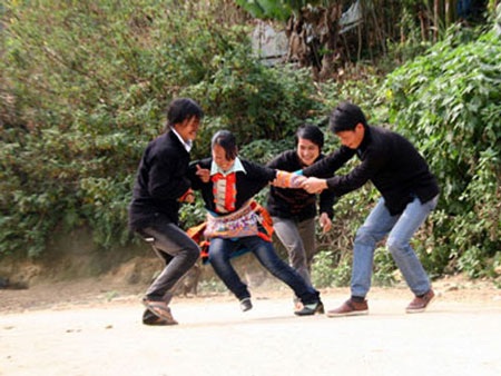 “Kéo vợ” trên cổng trời - 1 “Kéo vợ” trên cổng trời - 1