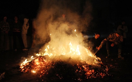 Hội “lấy đỏ” hiếm gặp ở Hà Nội - 14