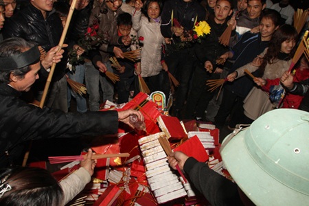 Hội “lấy đỏ” hiếm gặp ở Hà Nội - 7