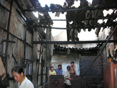 Thảm họa cháy nổ bình gas giáng lên những phận nghèo - 1 Thảm họa cháy nổ bình gas giáng lên những phận nghèo - 1