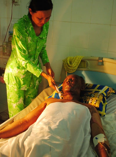 Thảm họa cháy nổ bình gas giáng lên những phận nghèo - 3 Thảm họa cháy nổ bình gas giáng lên những phận nghèo - 3