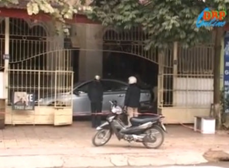 Nổ bất thường trước cửa nhà PGĐ Sở Ngoại vụ tỉnh Điện Biên - 1 Nổ bất thường trước cửa nhà PGĐ Sở Ngoại vụ tỉnh Điện Biên - 1