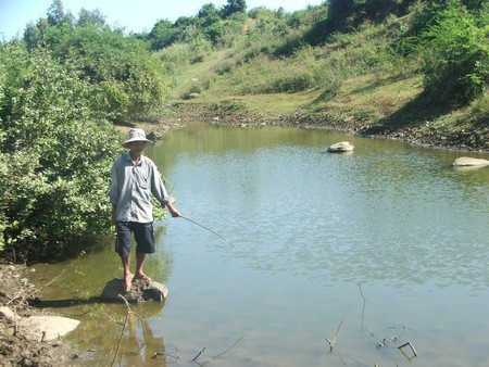 Khốn khổ vì những “túi” phân từ trên núi tràn xuống - 1