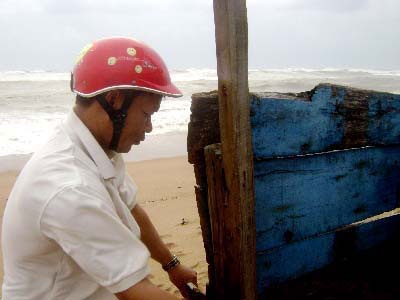 Sóng dữ liên tục “tập kích”, uy hiếp gần 100 hộ dân - 2 Sóng dữ liên tục “tập kích”, uy hiếp gần 100 hộ dân - 2